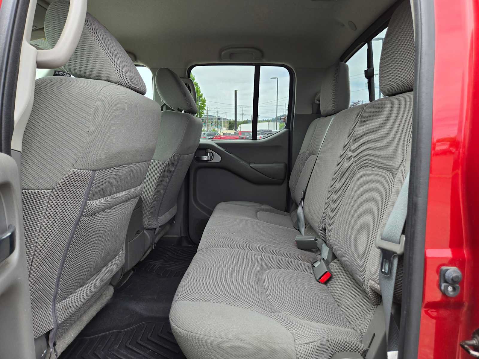 Used 2015 Nissan Frontier SV w/ SV Value Truck Package AWD/4WD image 17