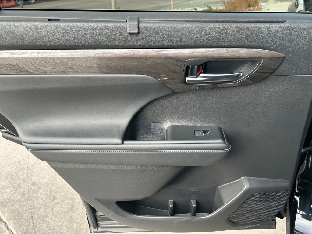 Used 2024 Toyota Highlander Limited AWD/4WD image 24