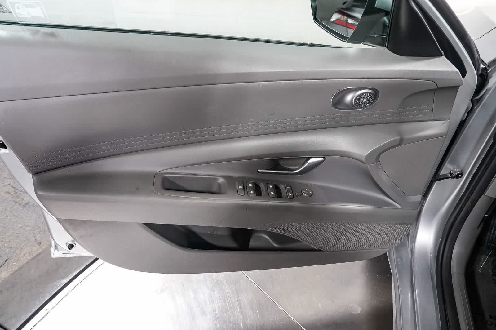 Used 2021 Hyundai Elantra SE FWD image 21