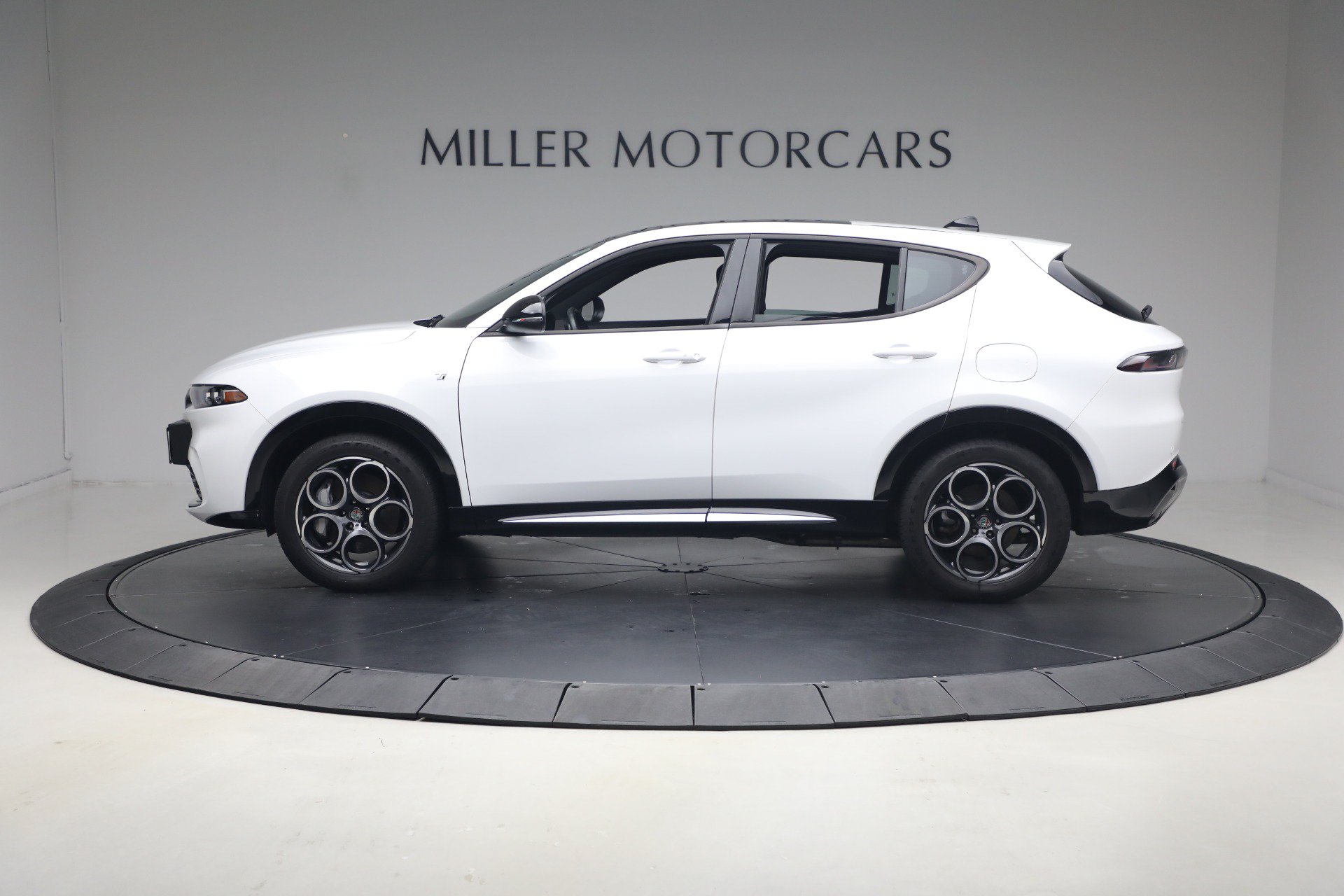 Used 2024 Alfa Romeo Tonale Ti w/ Premium Interior Package AWD/4WD image 2