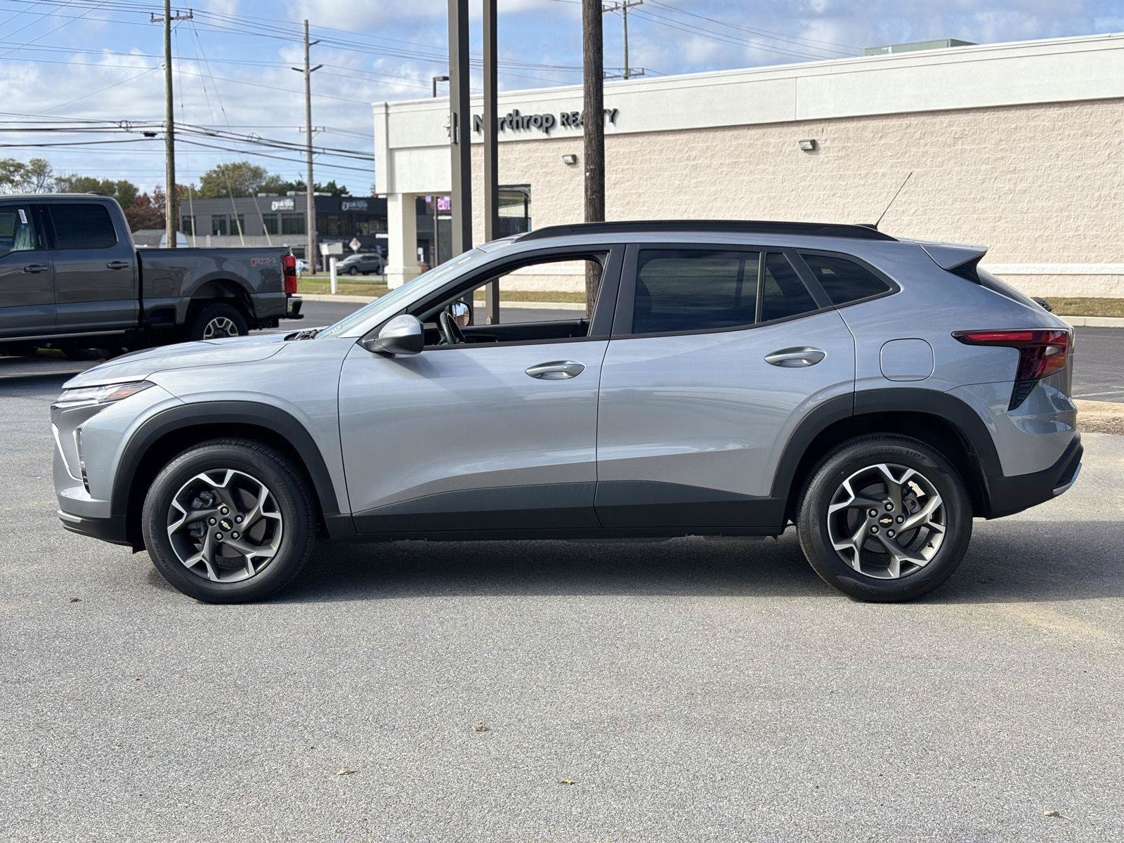 Used 2025 Chevrolet Trax LT w/ Driver Confidence Package FWD image 3