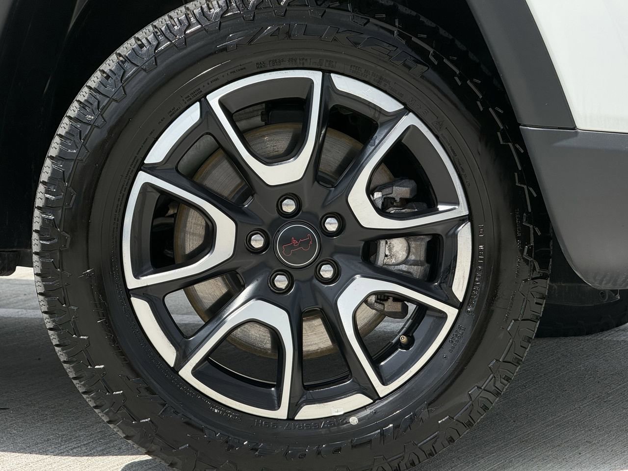 Used 2025 Jeep Compass Trailhawk AWD/4WD image 8