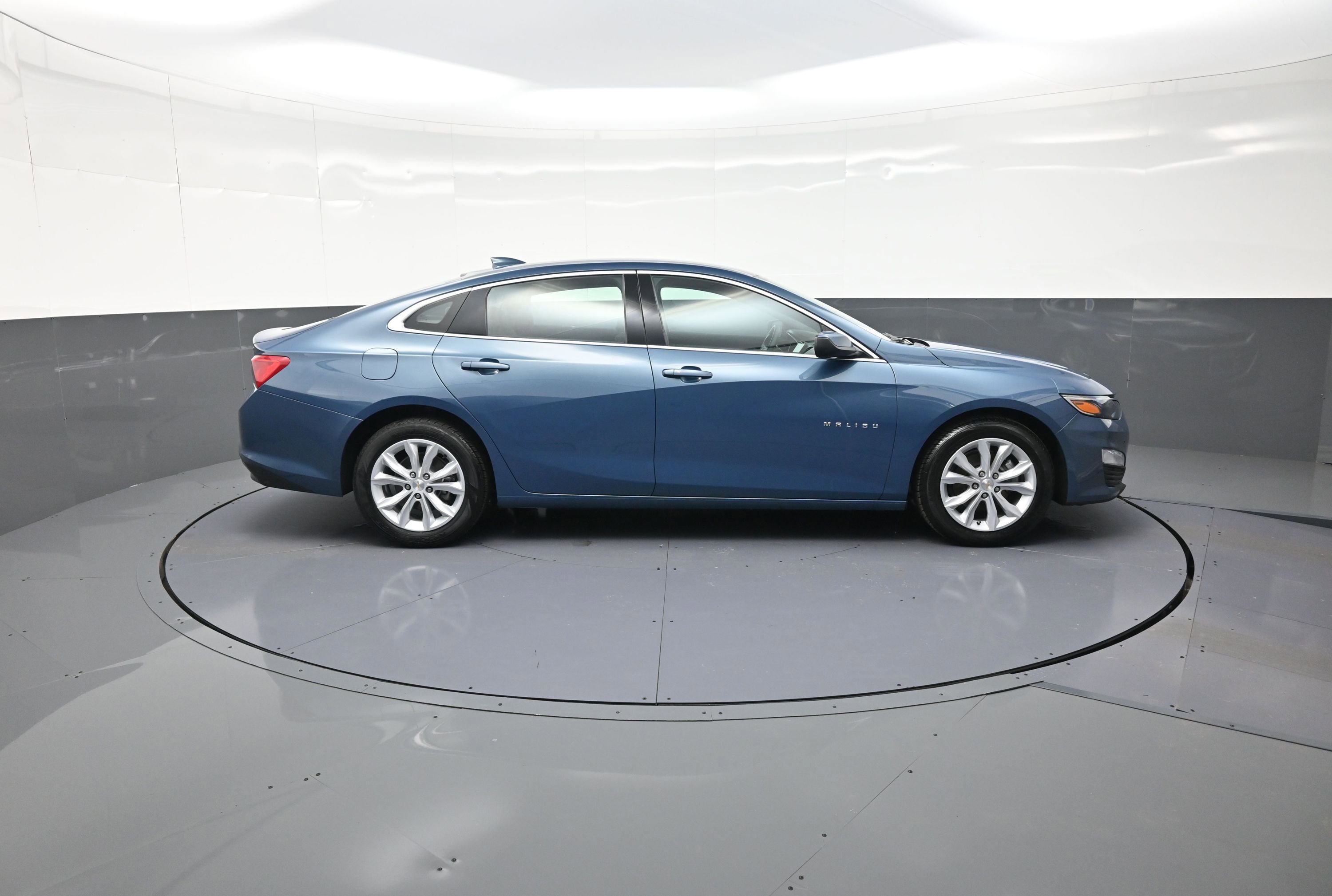 Used 2024 Chevrolet Malibu LT image 2