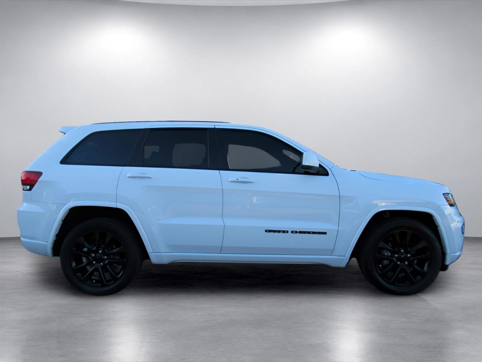 Used 2018 Jeep Grand Cherokee Altitude RWD image 2