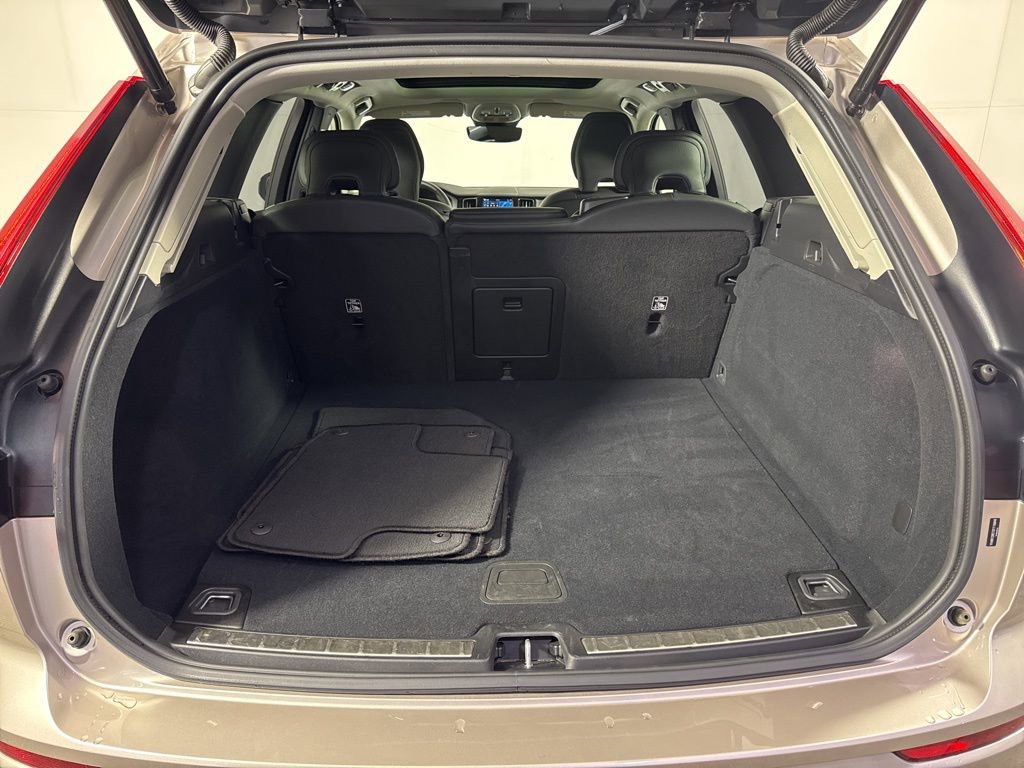 Used 2025 Volvo XC60 B5 Plus image 19