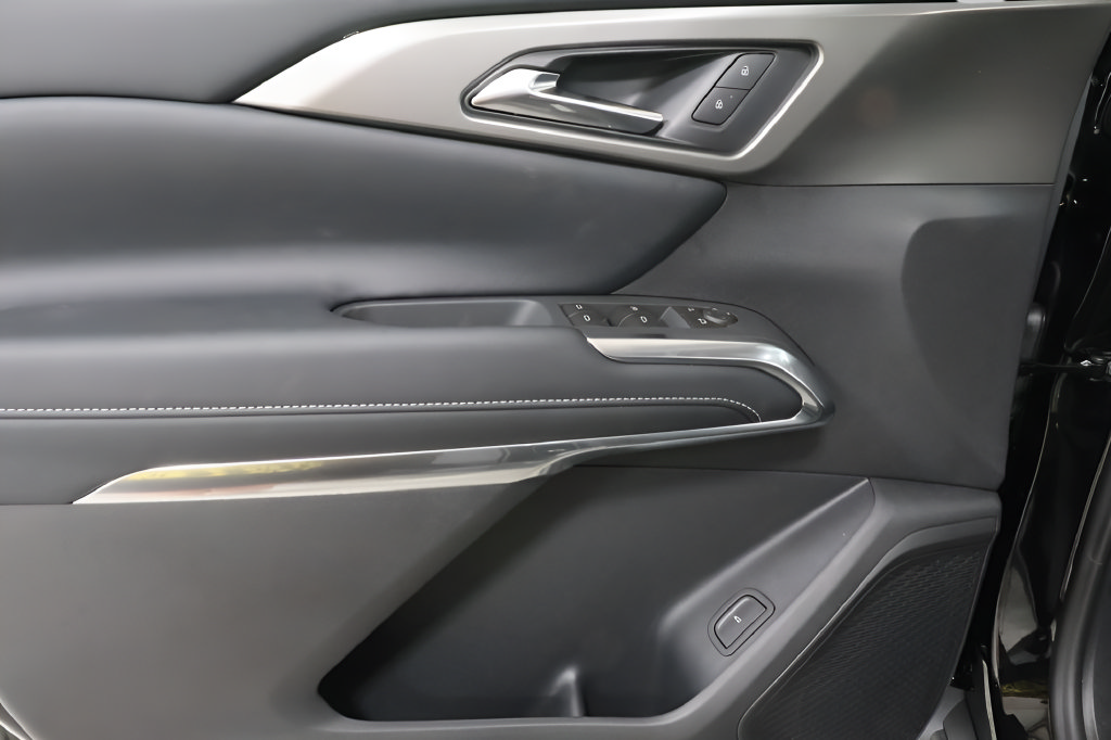 New 2026 Chevrolet Traverse LT w/ Driver Confidence Package FWD image 21