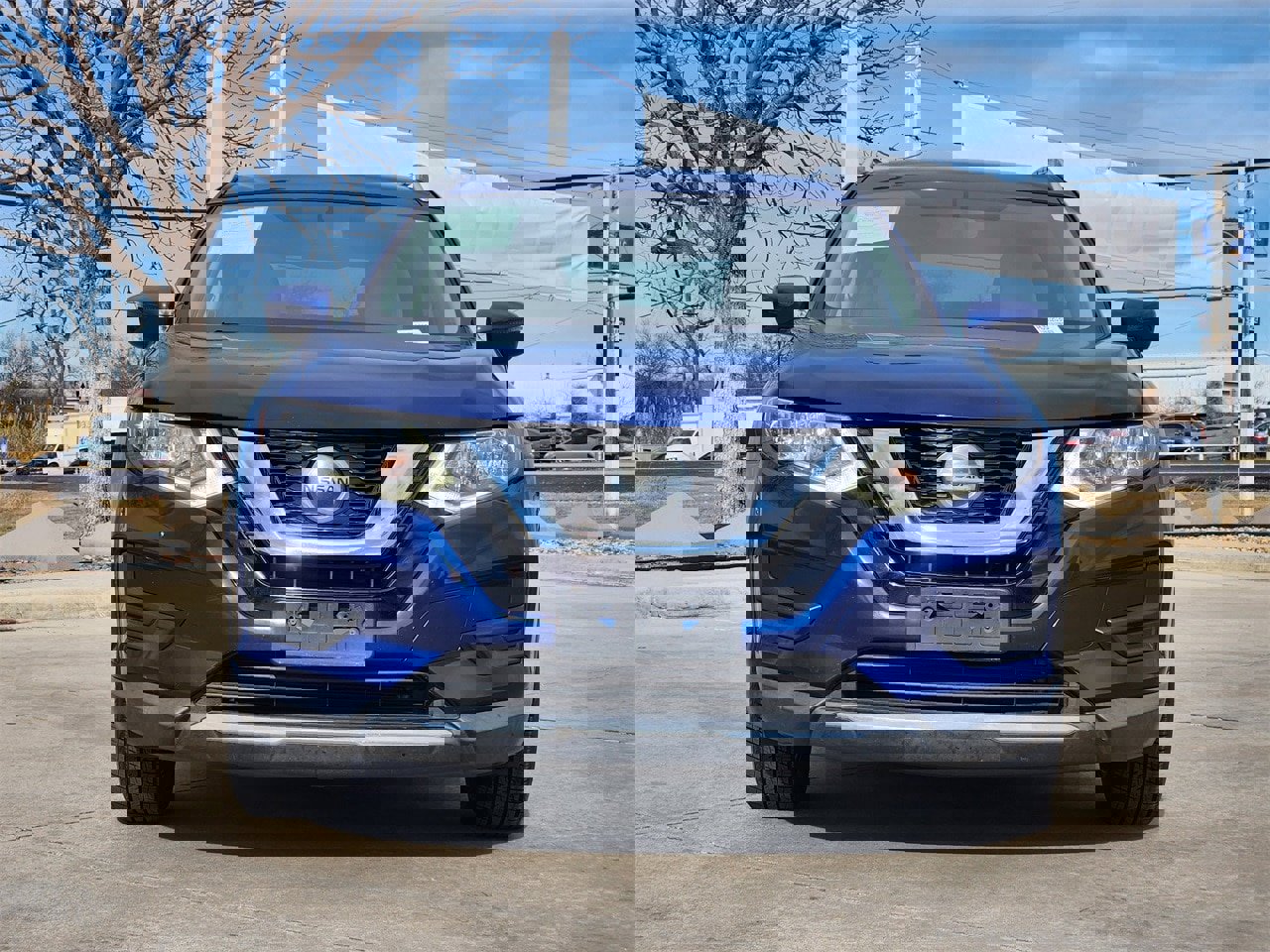 Used 2018 Nissan Rogue SV image 2