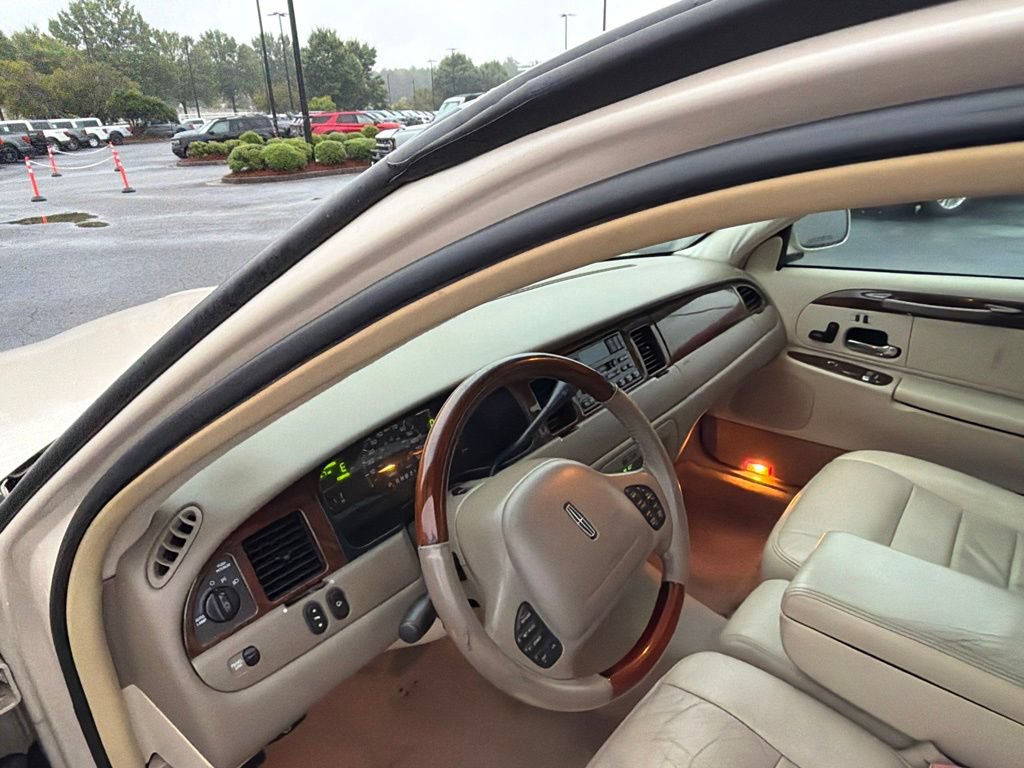 Used 2001 Lincoln Town Car Signature RWD image 8
