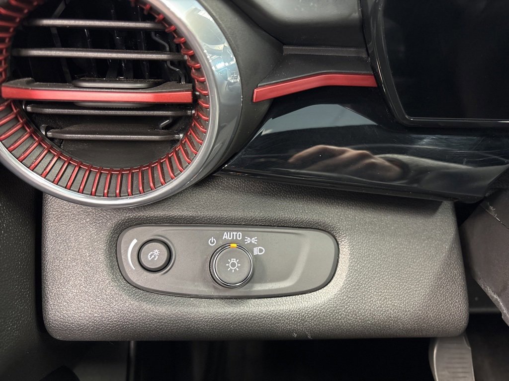 Certified 2025 Chevrolet Trax RS w/ Sunroof Package image 27