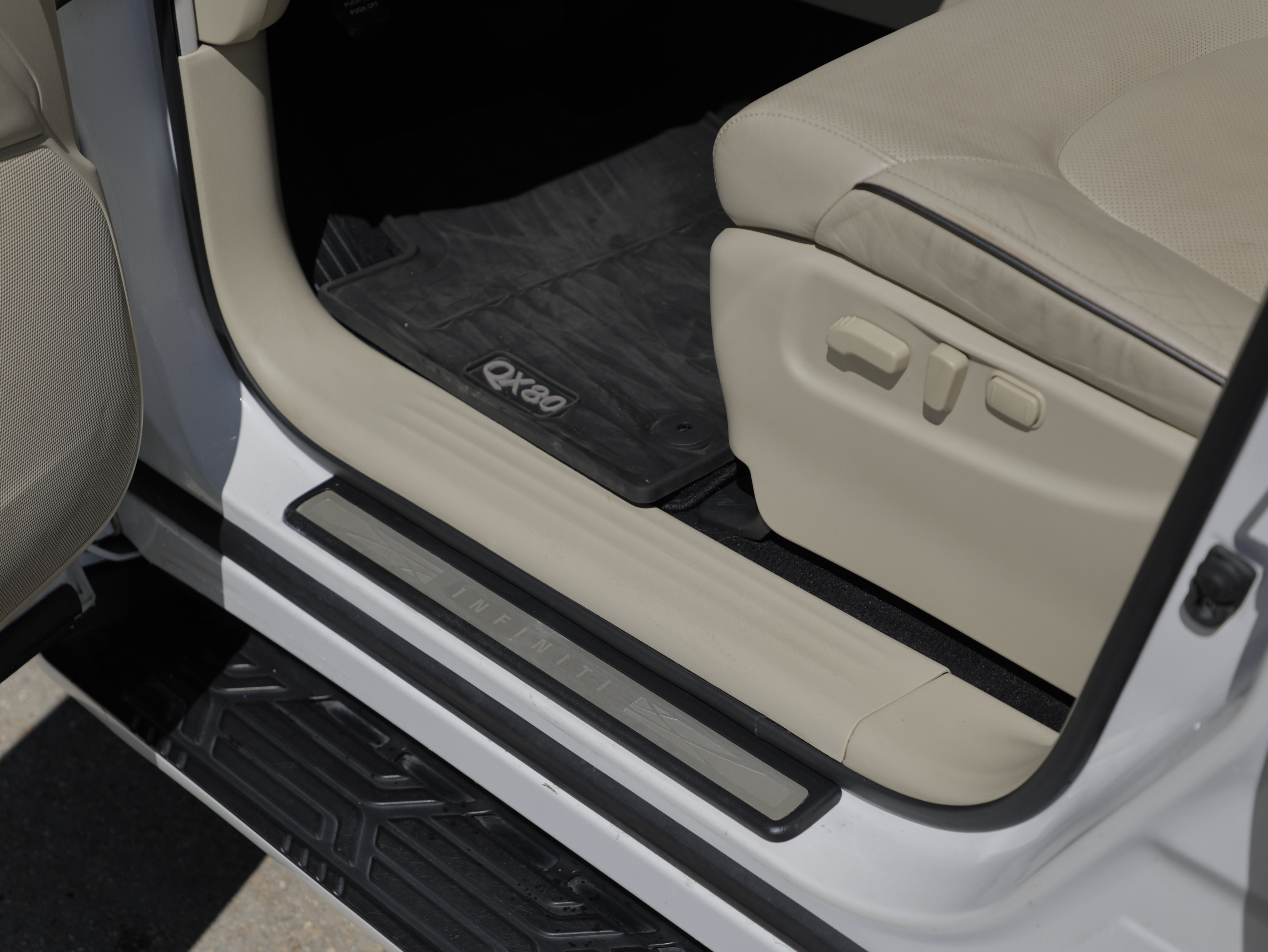 Used 2019 INFINITI QX80 Luxe w/ All-Season Package RWD image 19