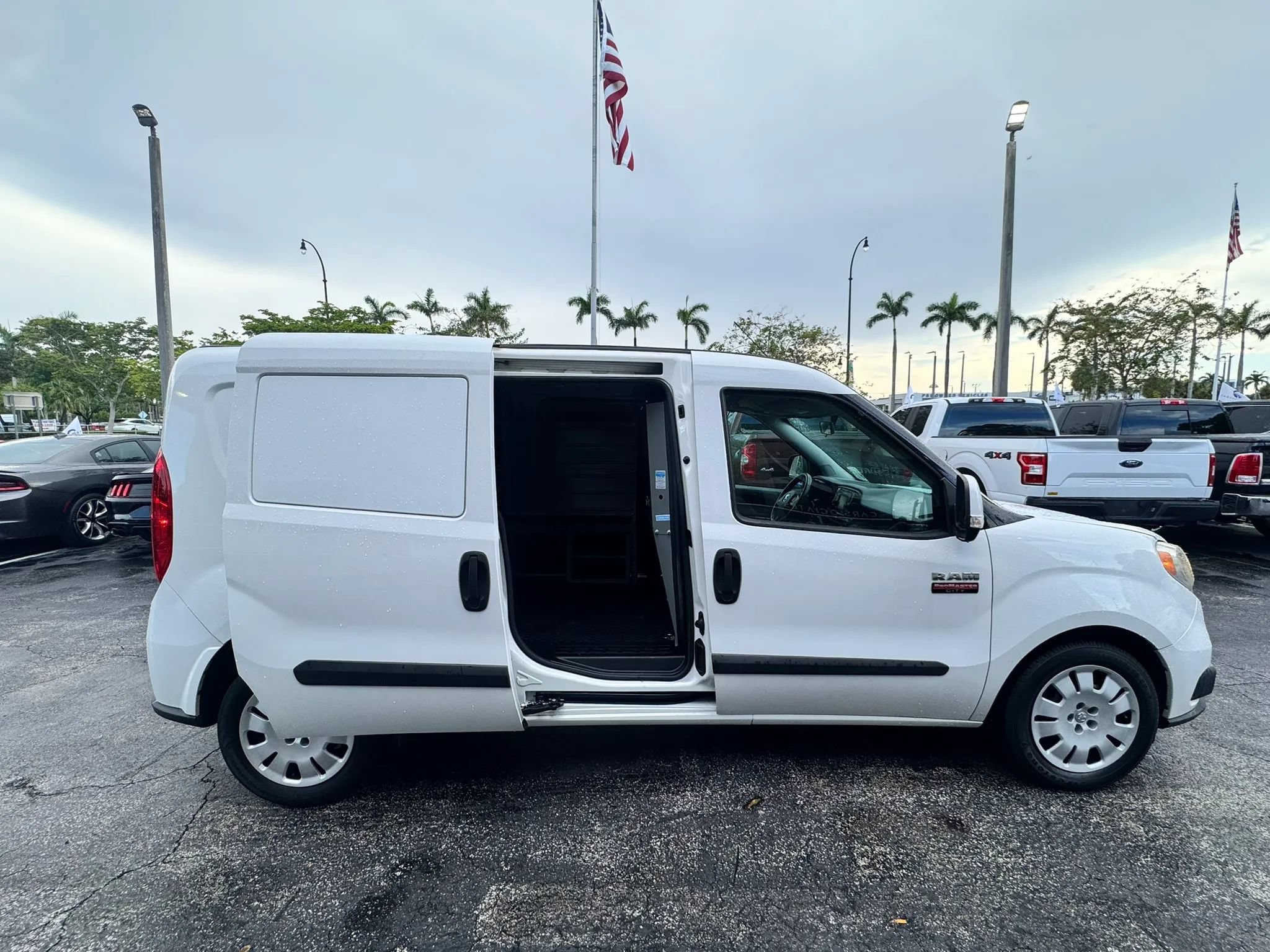 Used 2017 RAM ProMaster City Tradesman SLT w/ Rear Back-up Camera Group FWD image 9