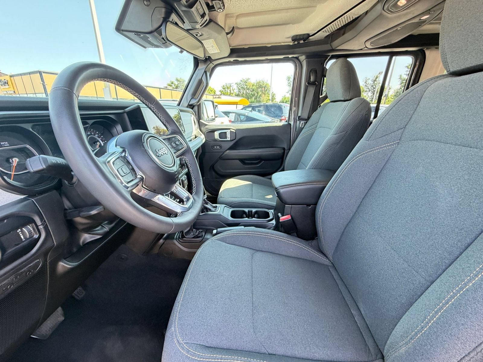 Used 2025 Jeep Wrangler Unlimited Sahara AWD/4WD image 25