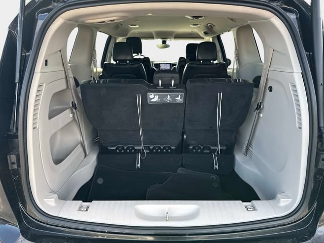 Used 2018 Chrysler Pacifica Touring-L Plus w/ Tire & Wheel Group FWD image 5