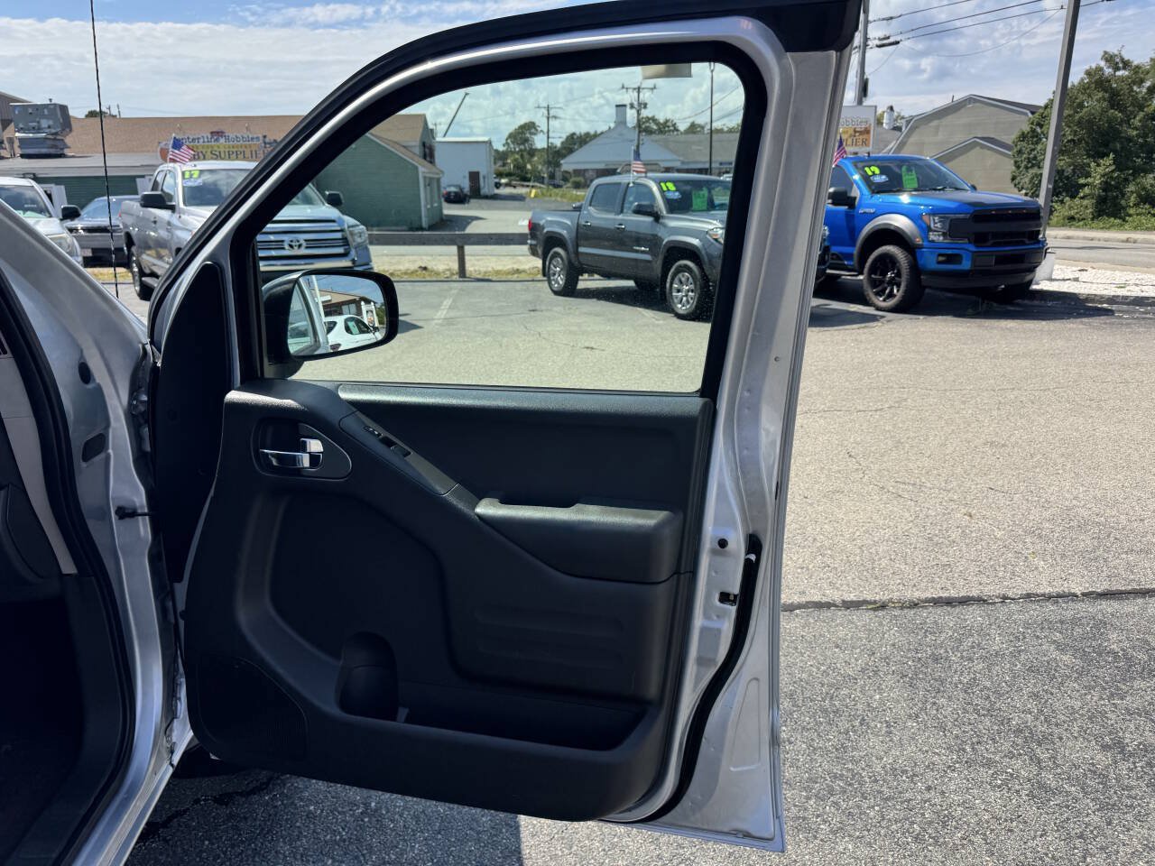 Used 2015 Nissan Frontier SV AWD/4WD image 29