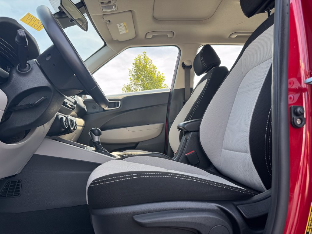 Used 2025 Hyundai Venue SEL FWD image 17