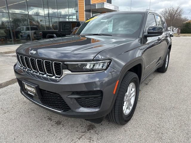 Used 2024 Jeep Grand Cherokee Laredo w/ Trailer Tow Package AWD/4WD image 2