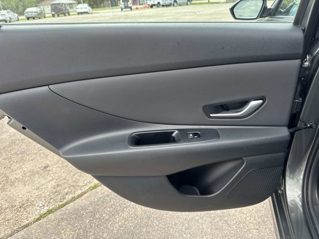 Used 2025 Hyundai Elantra SEL image 29