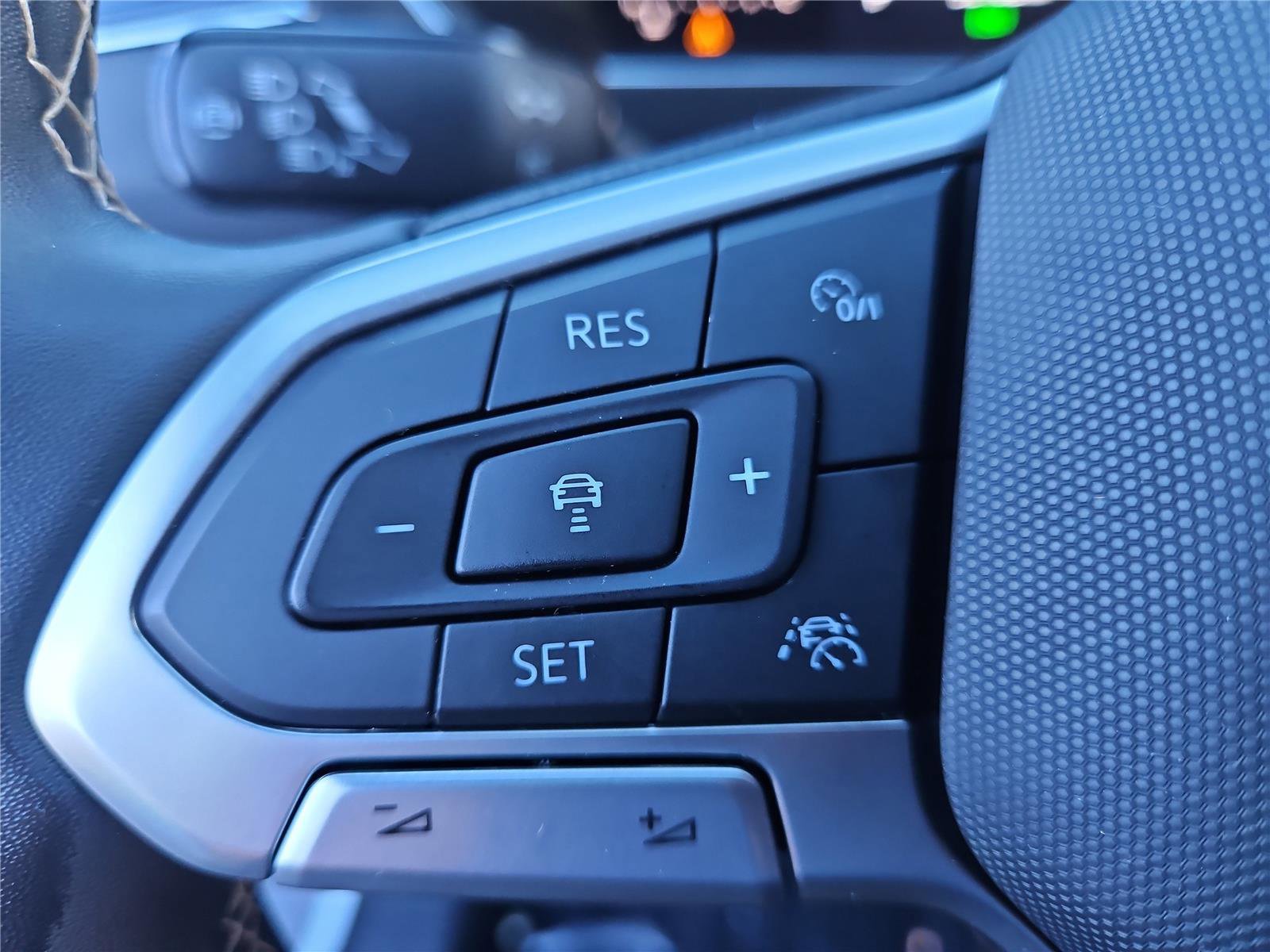 Used 2022 Volkswagen Tiguan SE w/ Panoramic Sunroof Package image 16