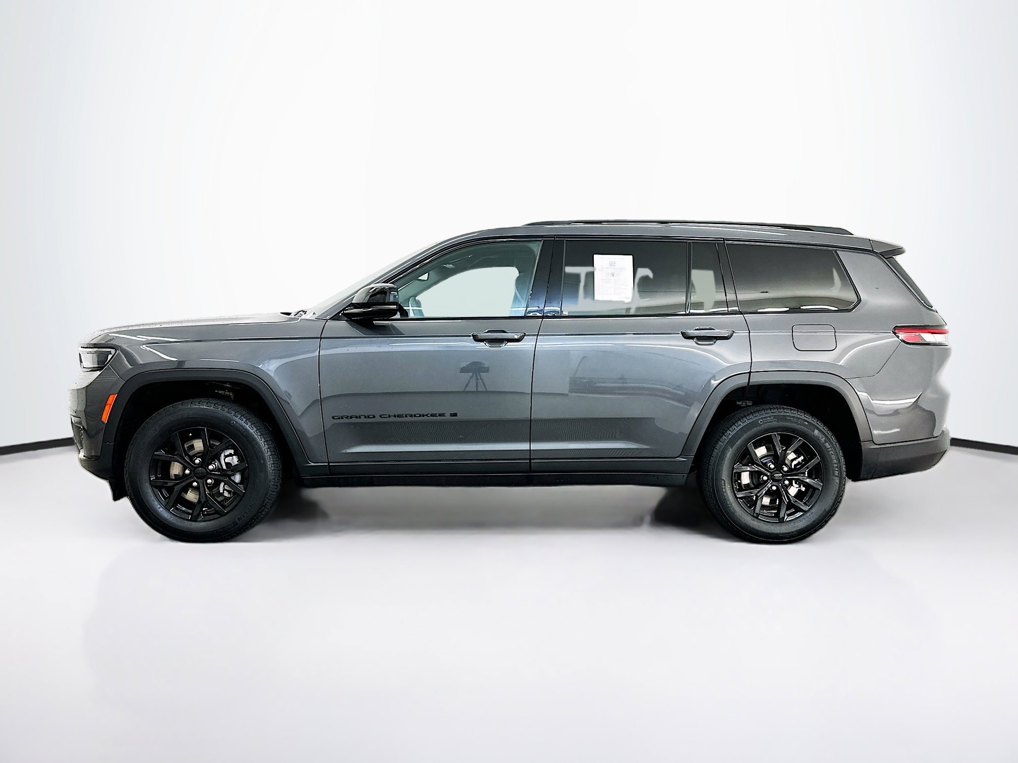 Used 2024 Jeep Grand Cherokee L Laredo image 4