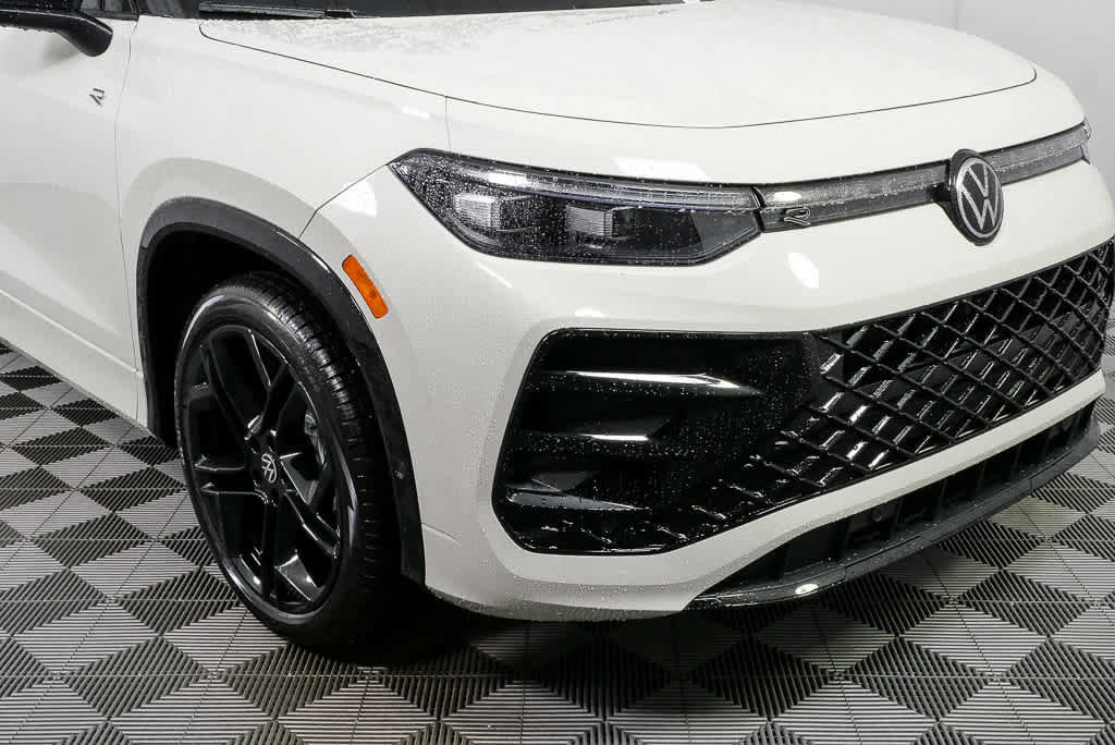 New 2026 Volkswagen Tiguan SE R-Line FWD image 37