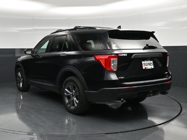 Used 2023 Ford Explorer XLT w/ XLT Sport Appearance Package AWD/4WD image 12