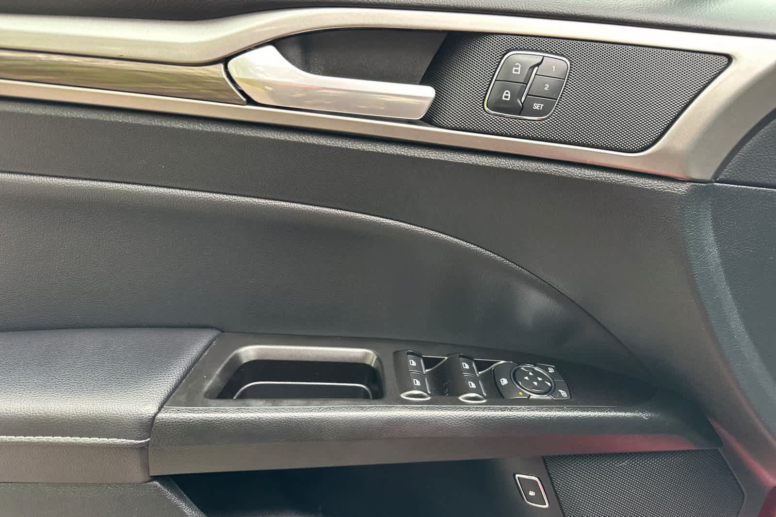 Used 2017 Ford Fusion Energi SE FWD image 12