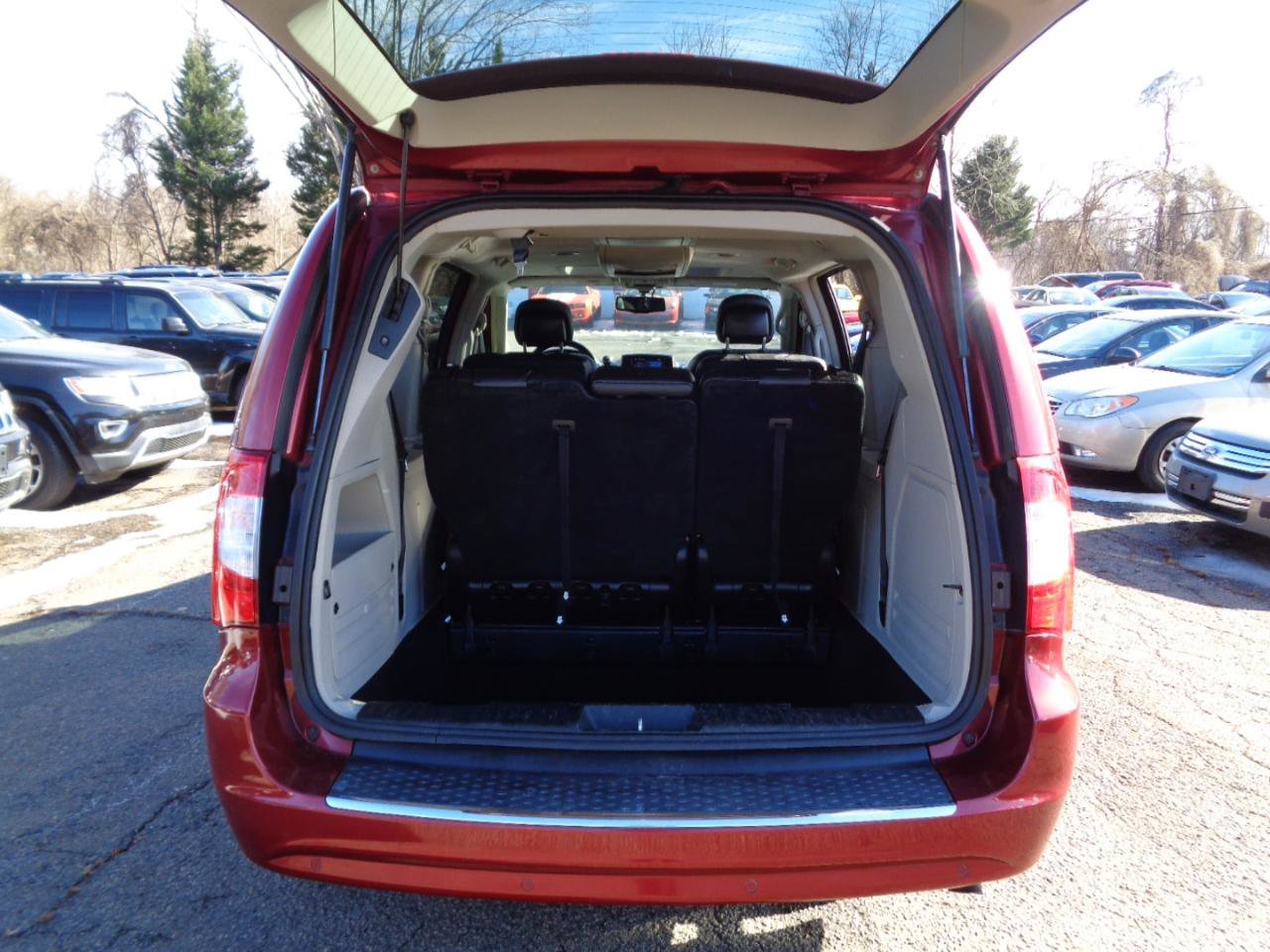Used 2016 Chrysler Town & Country Touring-L image 26