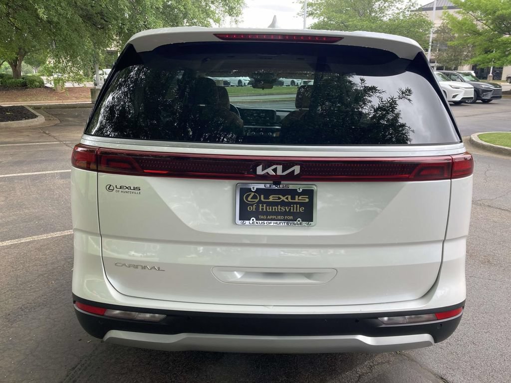 Used 2024 Kia Carnival LX FWD image 3
