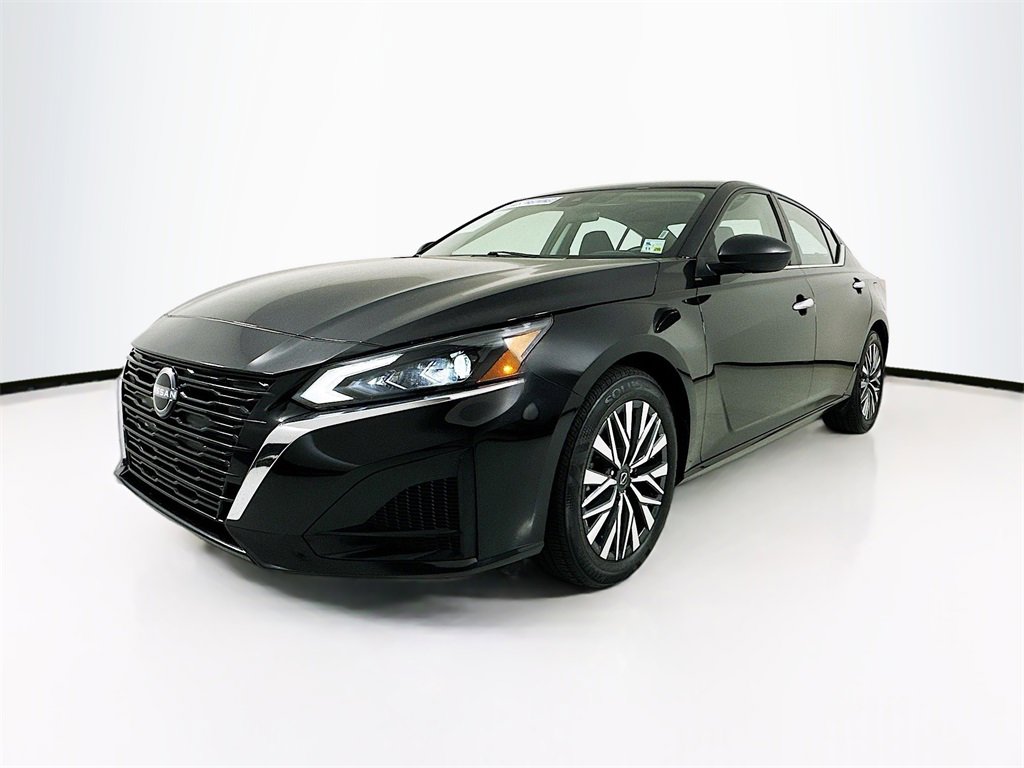 Used 2024 Nissan Altima 2.5 SV image 1