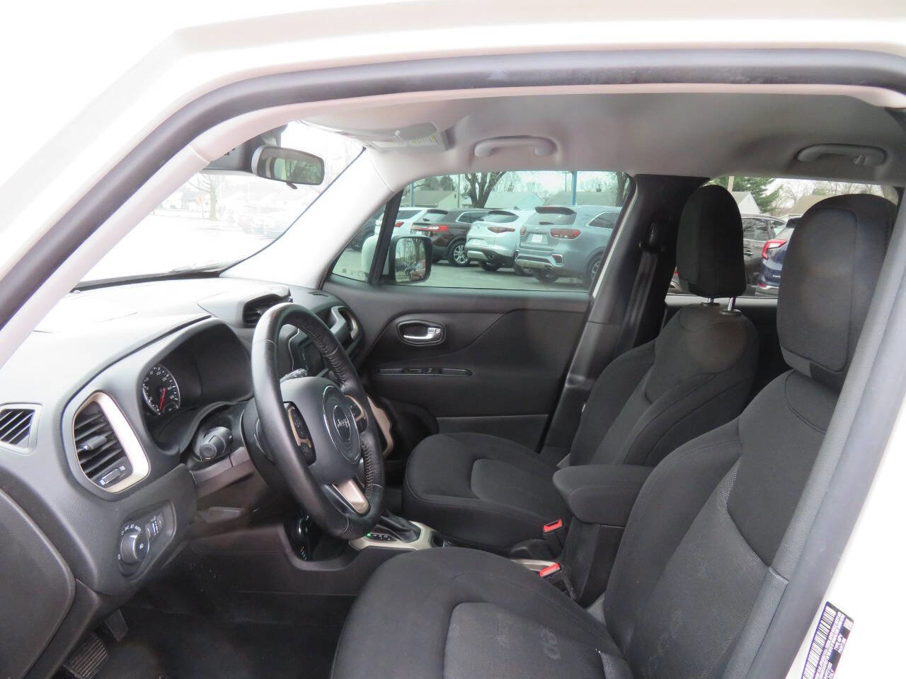 Used 2017 Jeep Renegade Latitude w/ Cold Weather Group image 7