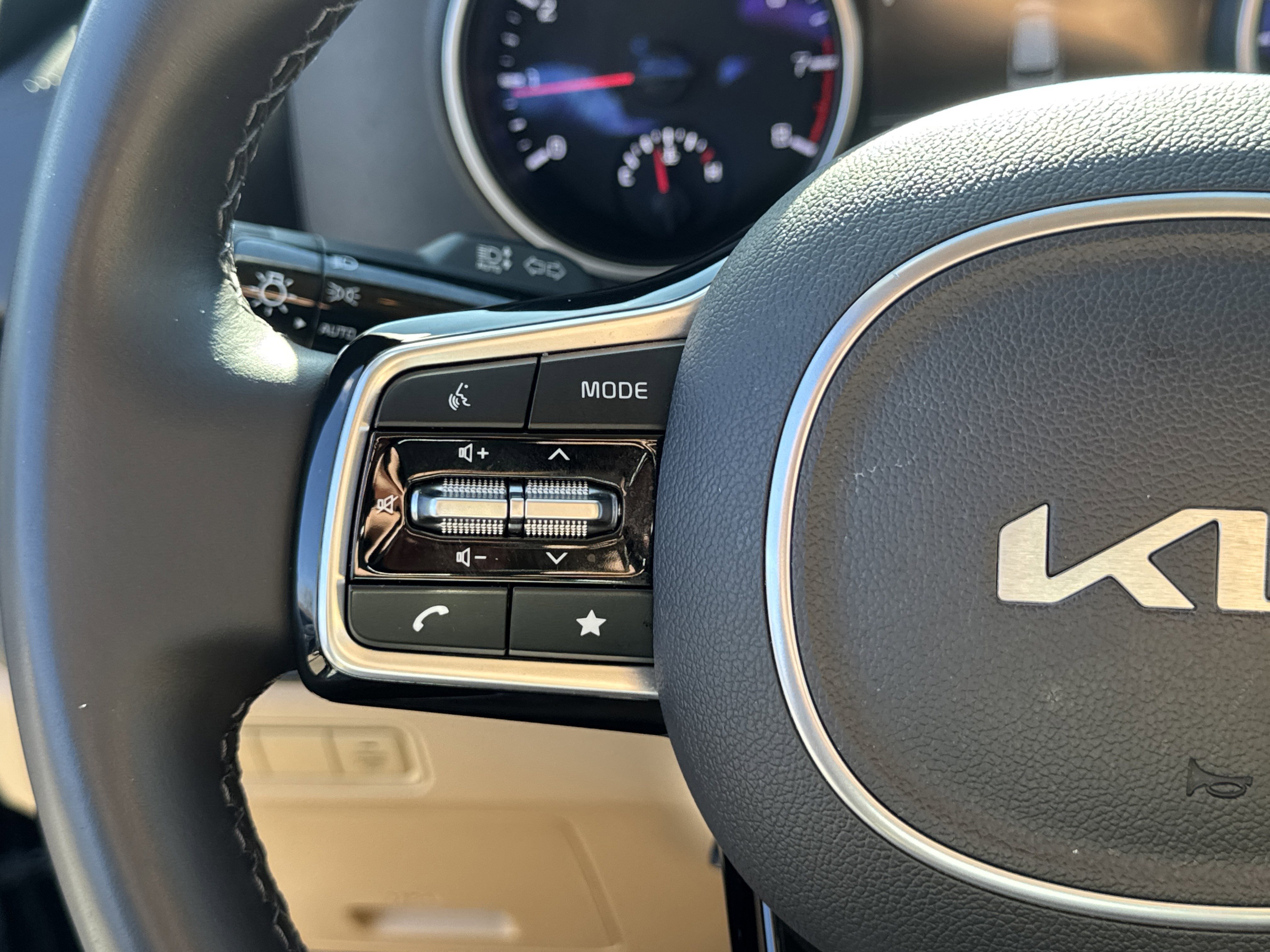 Used 2023 Kia Carnival LX image 23