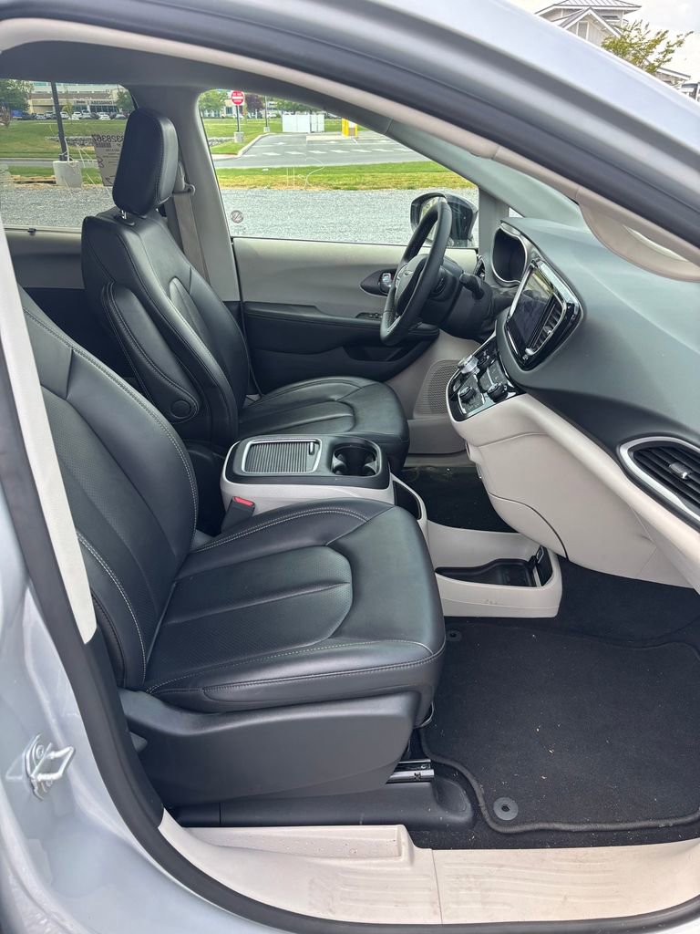Used 2024 Chrysler Pacifica Touring-L FWD image 17