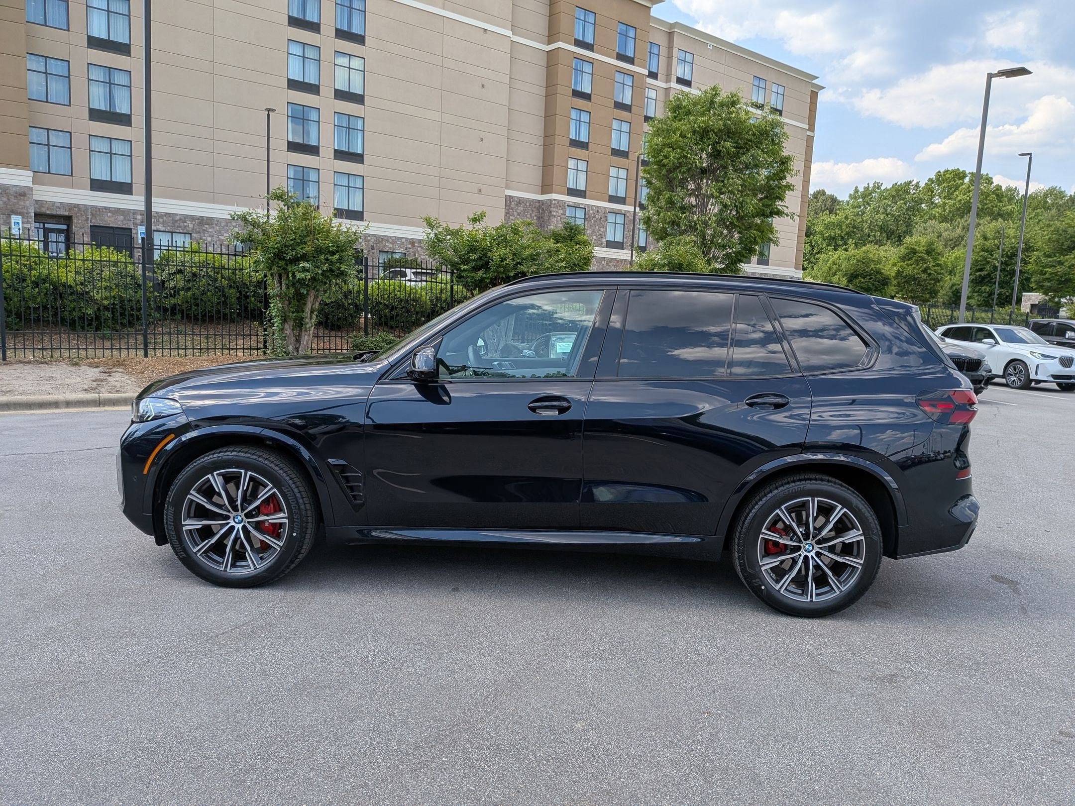 Certified 2025 BMW X5 xDrive40i w/ M Sport Package AWD/4WD image 6
