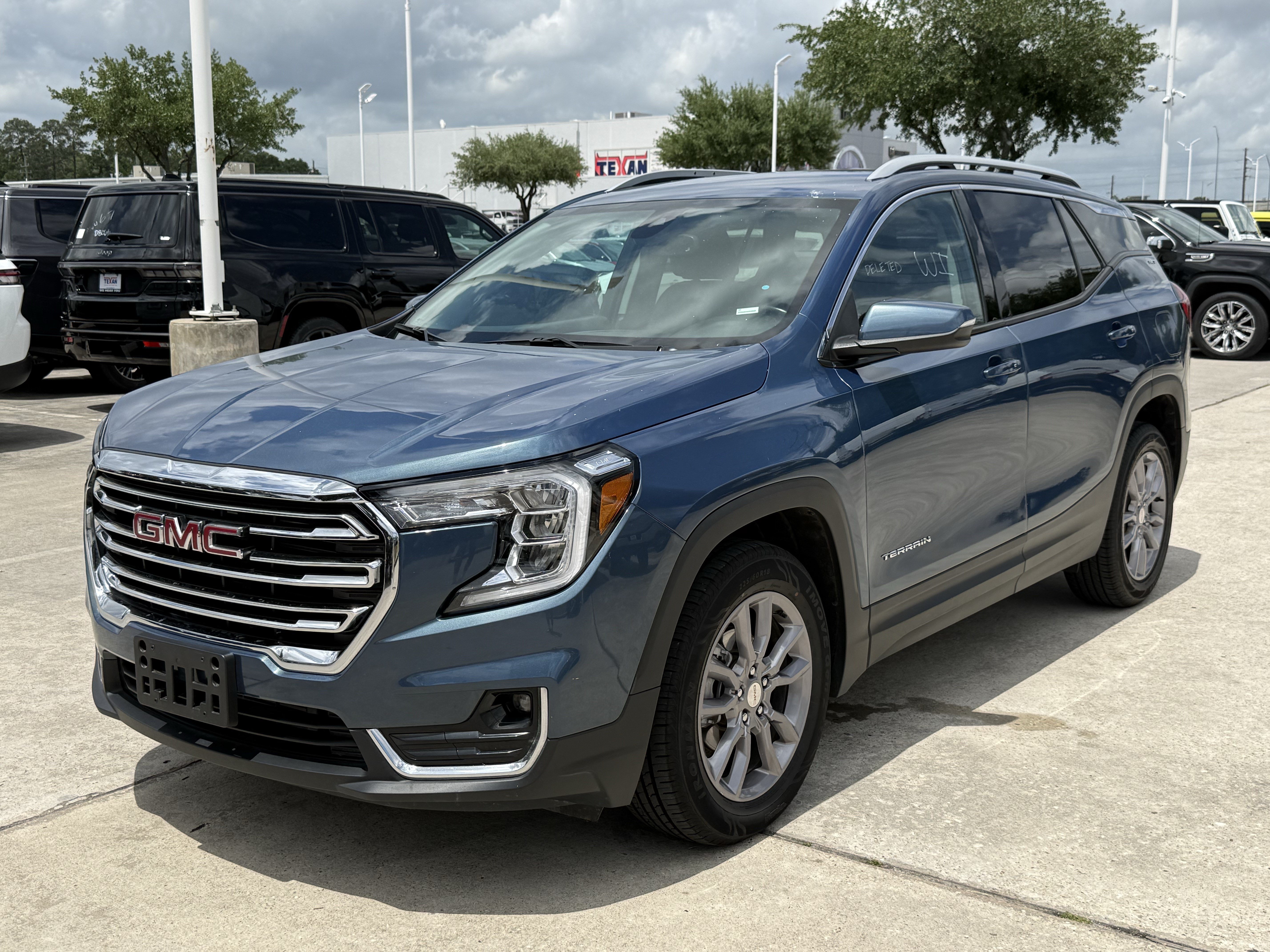 Used 2024 GMC Terrain SLT AWD/4WD image 9