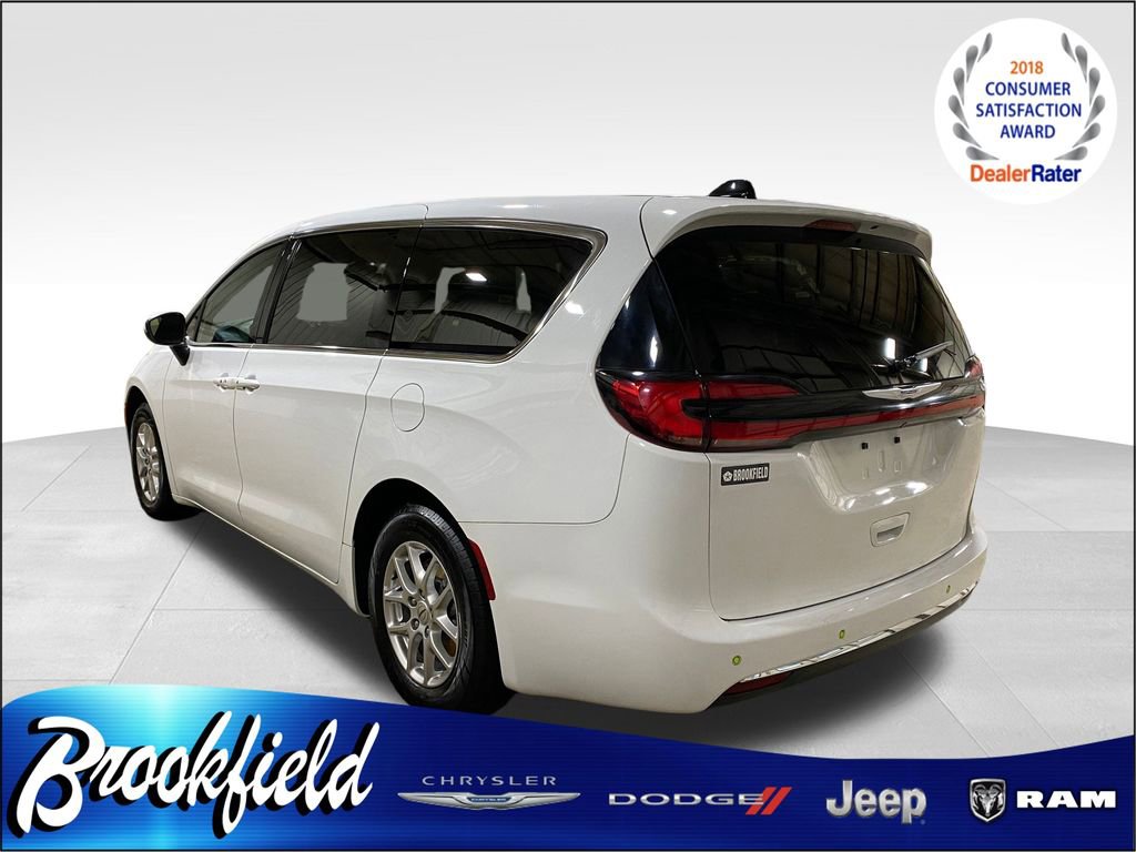 Used 2023 Chrysler Pacifica Touring image 6