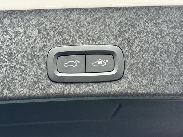 Used 2023 Volvo XC40 Recharge Ultimate image 11