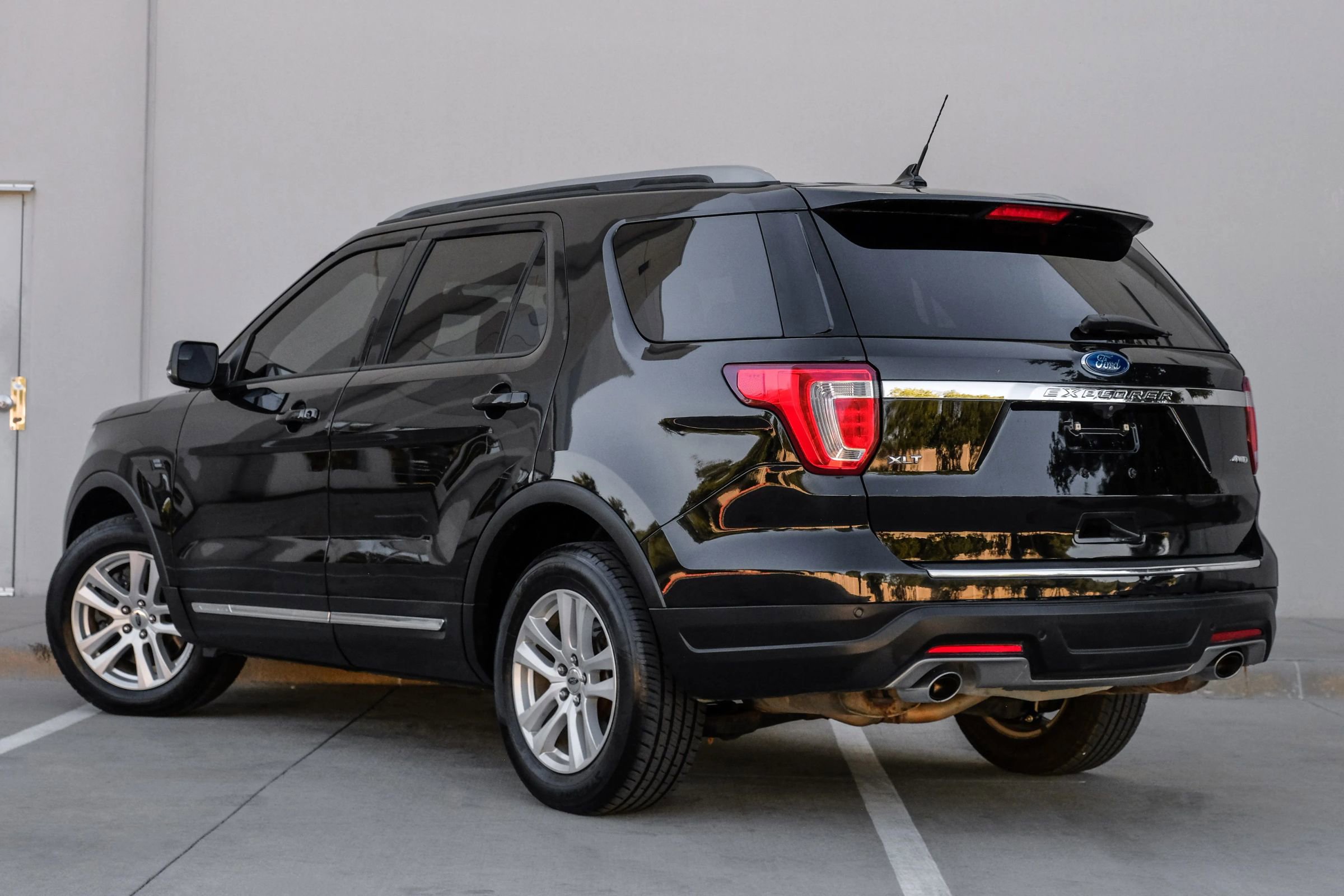 Used 2018 Ford Explorer XLT w/ Equipment Group 202A AWD/4WD image 10