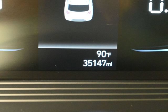 Used 2024 Hyundai Venue SEL FWD image 2