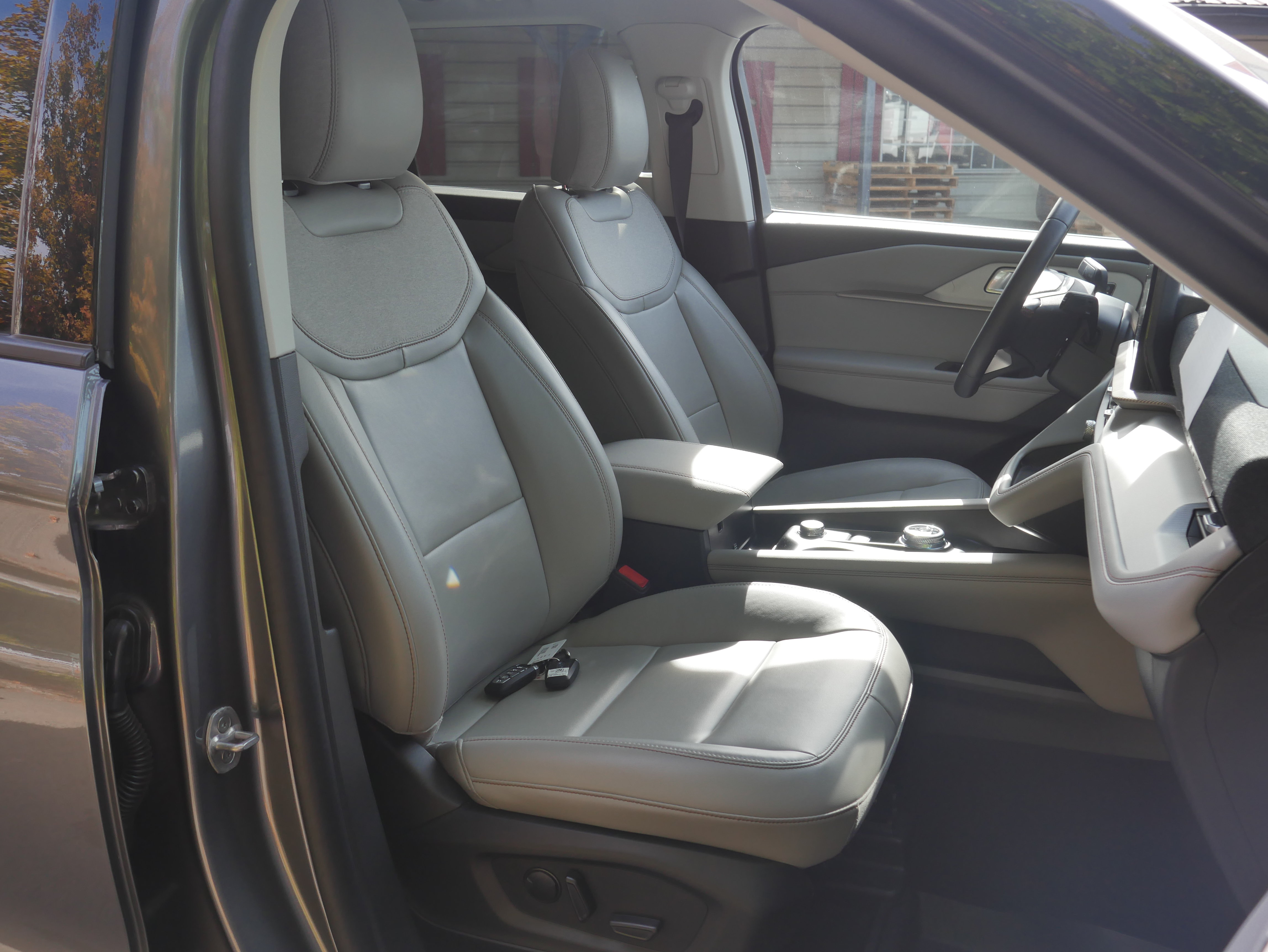 Certified 2025 Ford Explorer Active w/ Active Comfort Package AWD/4WD image 29