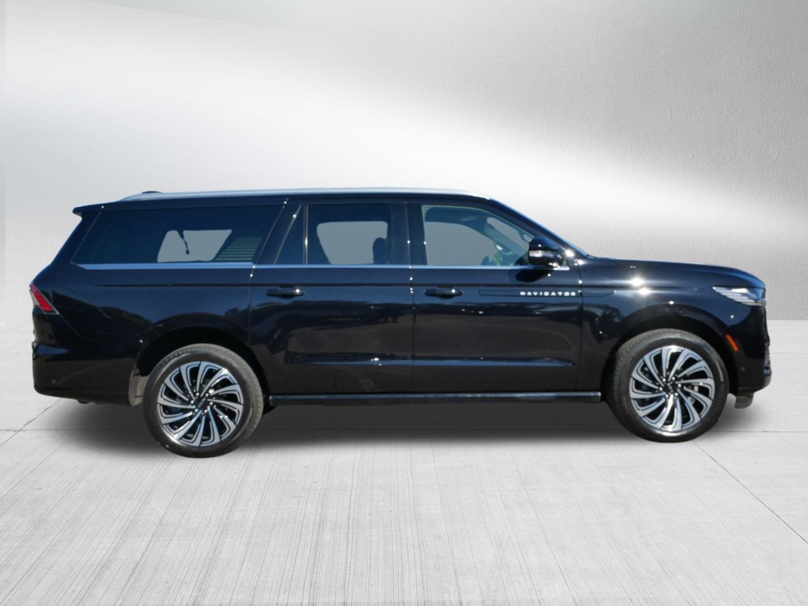 Used 2025 Lincoln Navigator L Black Label image 4