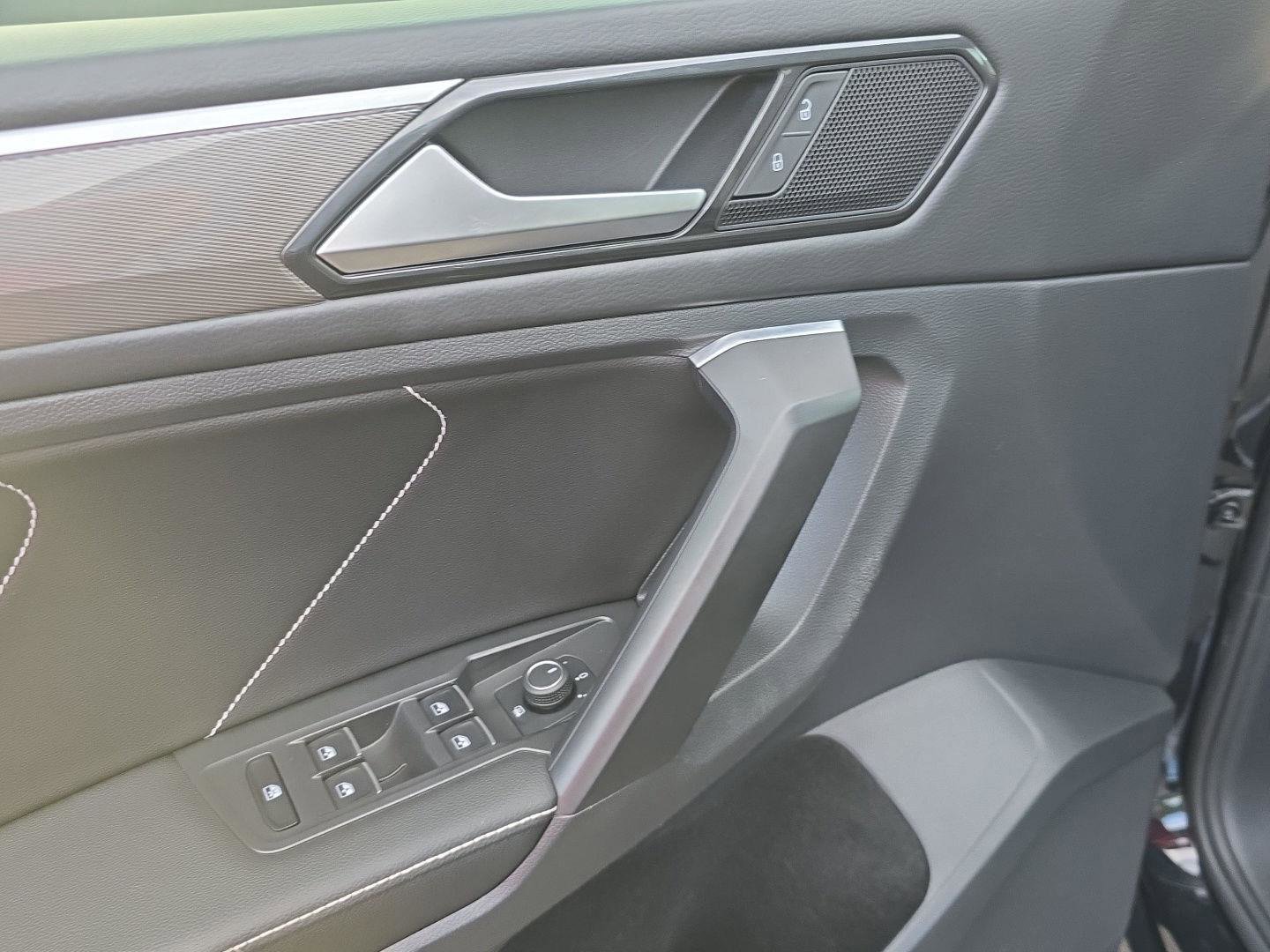 Used 2023 Volkswagen Tiguan SE R-Line image 16