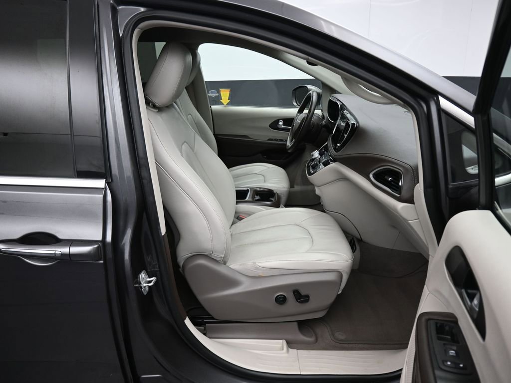 Used 2021 Chrysler Pacifica Touring-L image 63