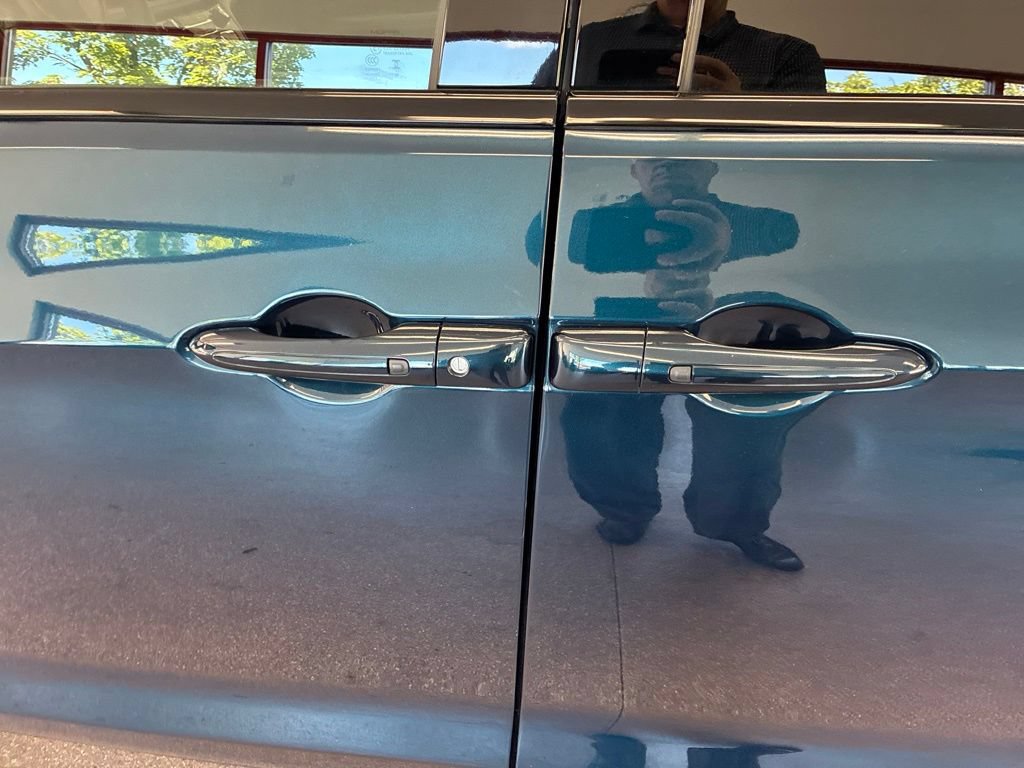 Certified 2025 Chrysler Pacifica Limited FWD image 8