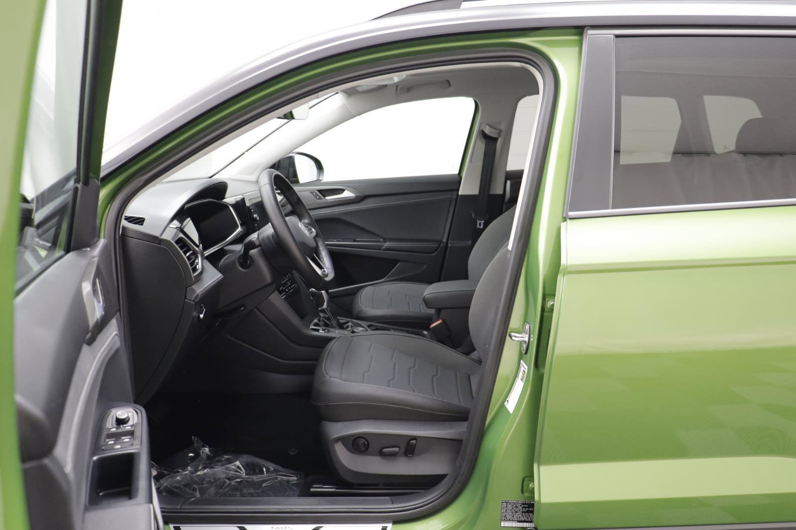 Used 2025 Volkswagen Taos SE image 5