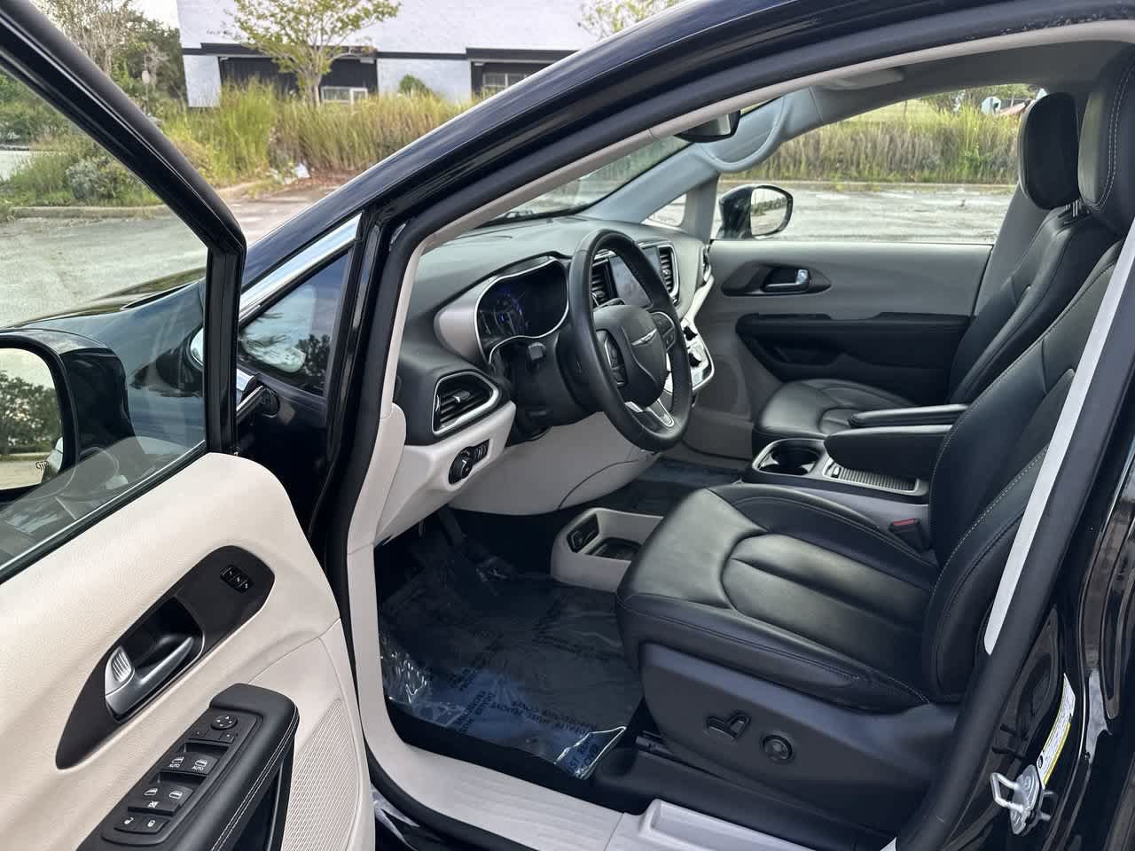 Certified 2024 Chrysler Pacifica Touring-L FWD image 10