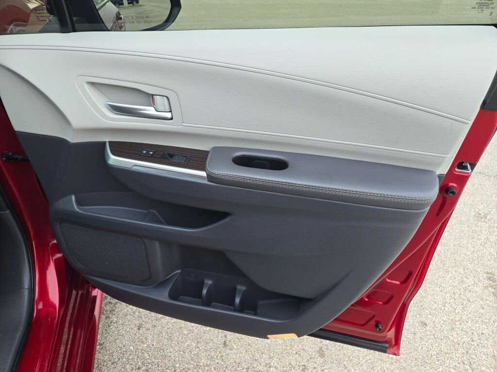 Used 2023 Toyota Sienna XLE image 6