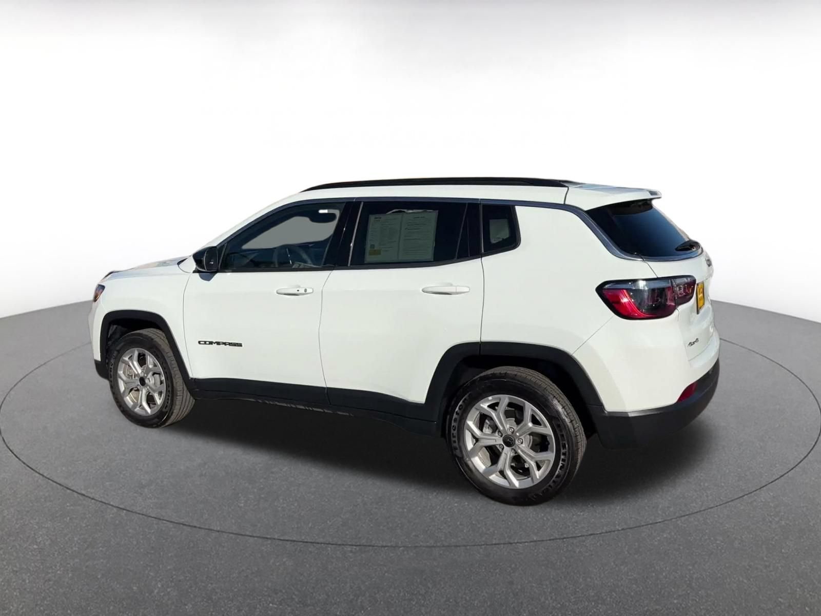 Used 2025 Jeep Compass Latitude AWD/4WD image 9
