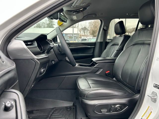 Used 2023 Jeep Grand Cherokee Limited w/ Luxury Tech Group II image 28