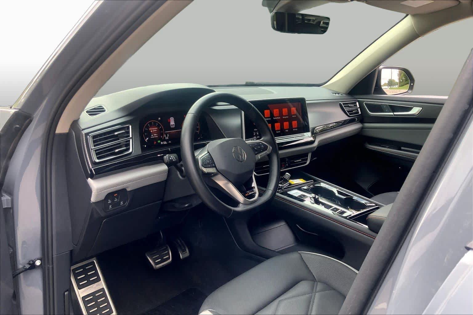 Used 2024 Volkswagen Atlas Peak Edition SE AWD/4WD image 17