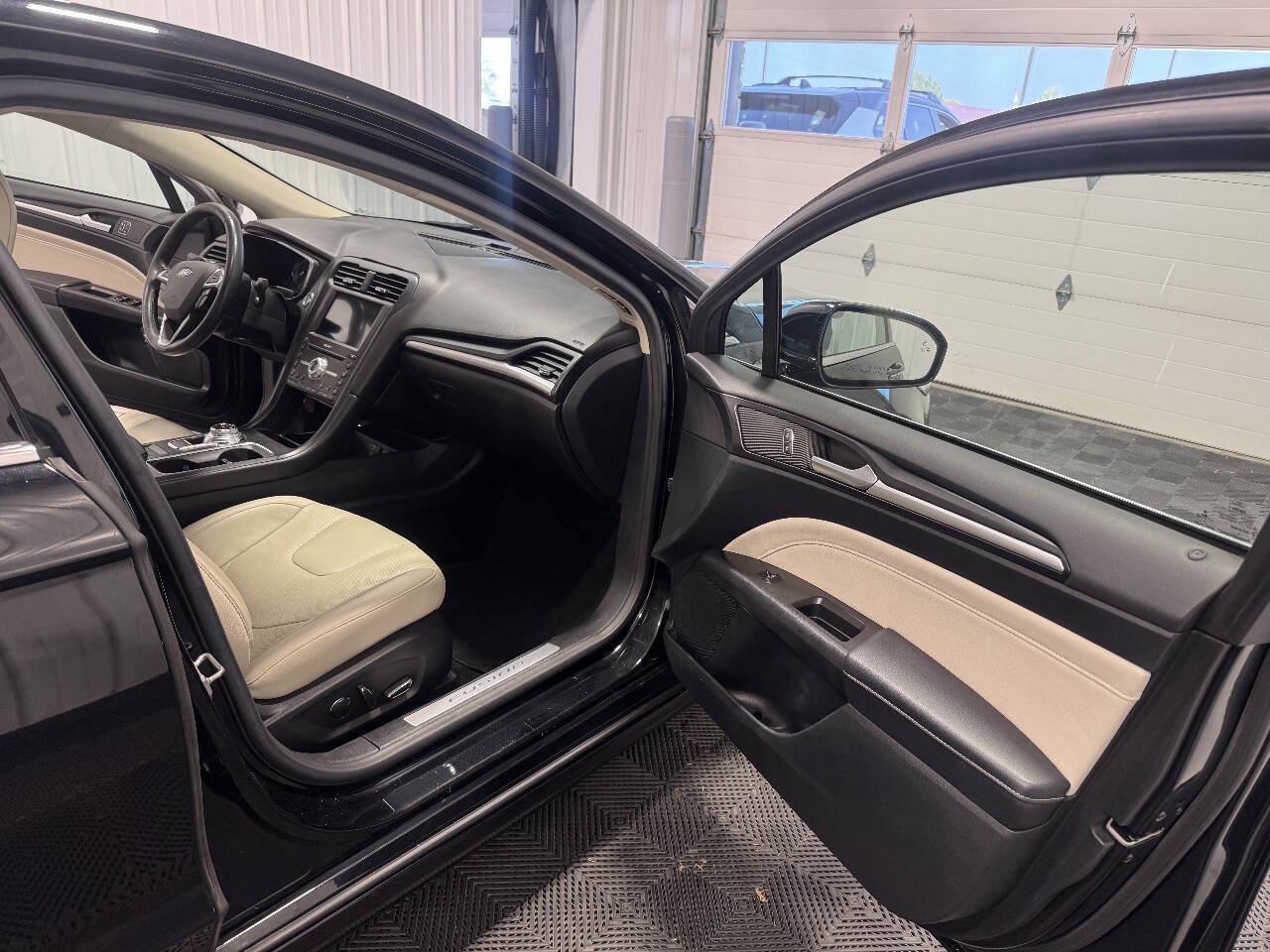 Used 2017 Ford Fusion Energi Titanium FWD image 14
